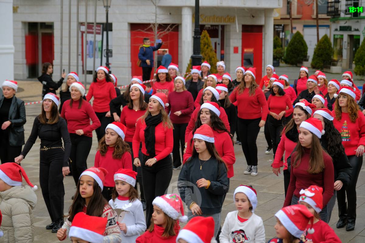 La zumba navideña de Irene Alberca y sus chicas desafía a la lluvia y vuelve a llenar de ritmo la Plaza de España