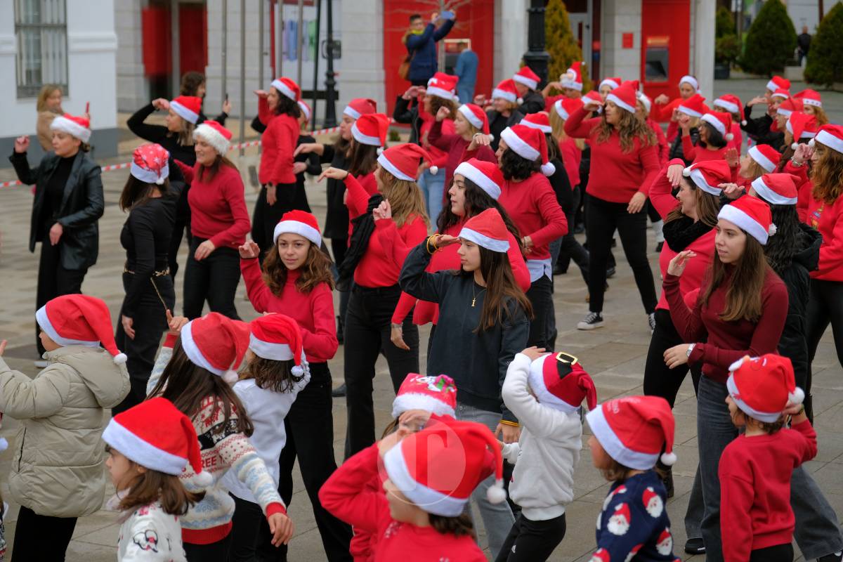 La zumba navideña de Irene Alberca y sus chicas desafía a la lluvia y vuelve a llenar de ritmo la Plaza de España