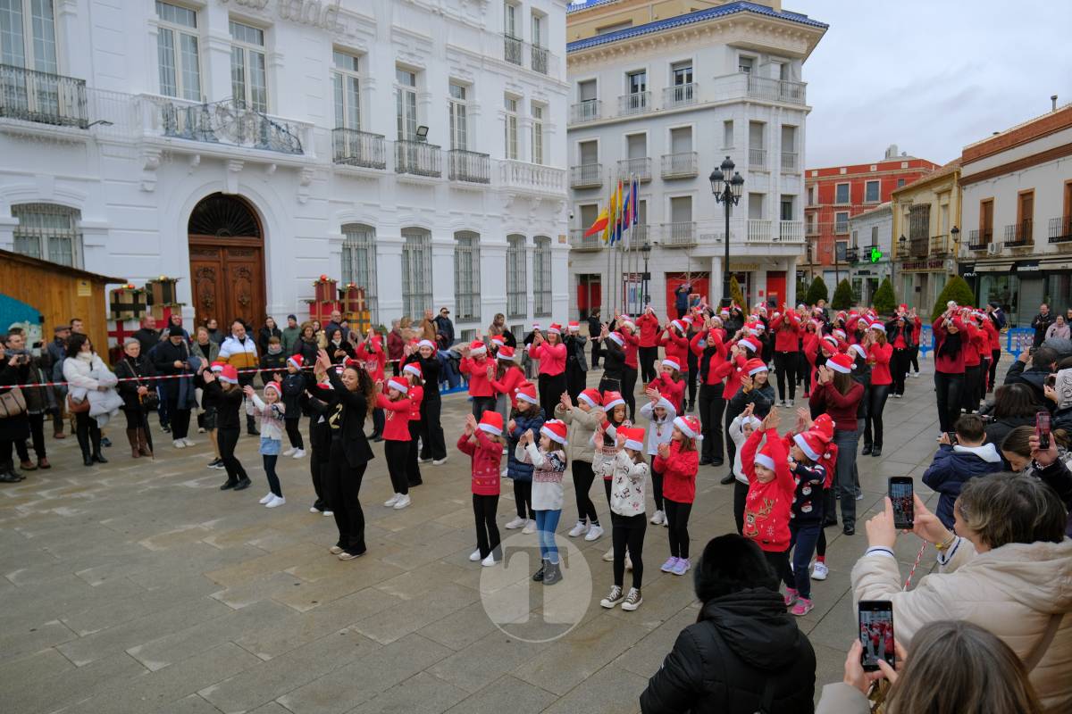 La zumba navideña de Irene Alberca y sus chicas desafía a la lluvia y vuelve a llenar de ritmo la Plaza de España