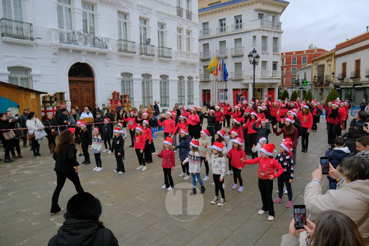 La zumba navideña de Irene Alberca y sus chicas desafía a la lluvia y vuelve a llenar de ritmo la Plaza de España