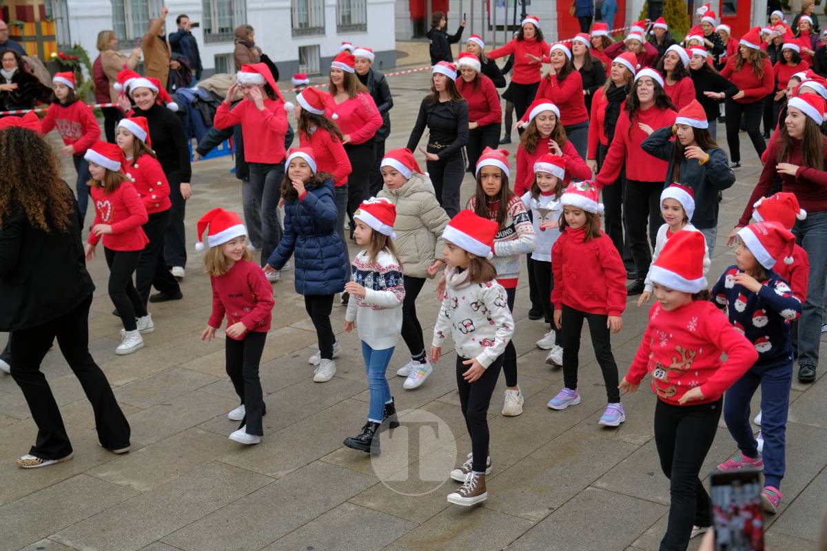 La zumba navideña de Irene Alberca y sus chicas desafía a la lluvia y vuelve a llenar de ritmo la Plaza de España