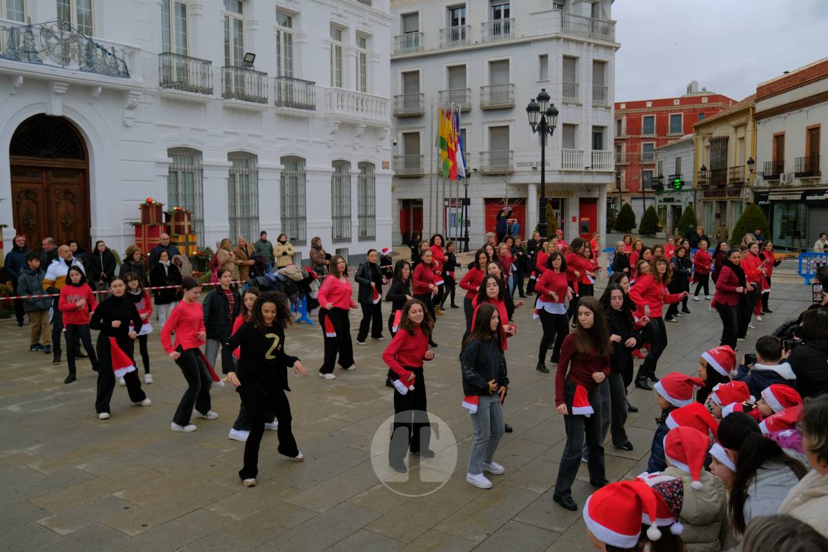 La zumba navideña de Irene Alberca y sus chicas desafía a la lluvia y vuelve a llenar de ritmo la Plaza de España