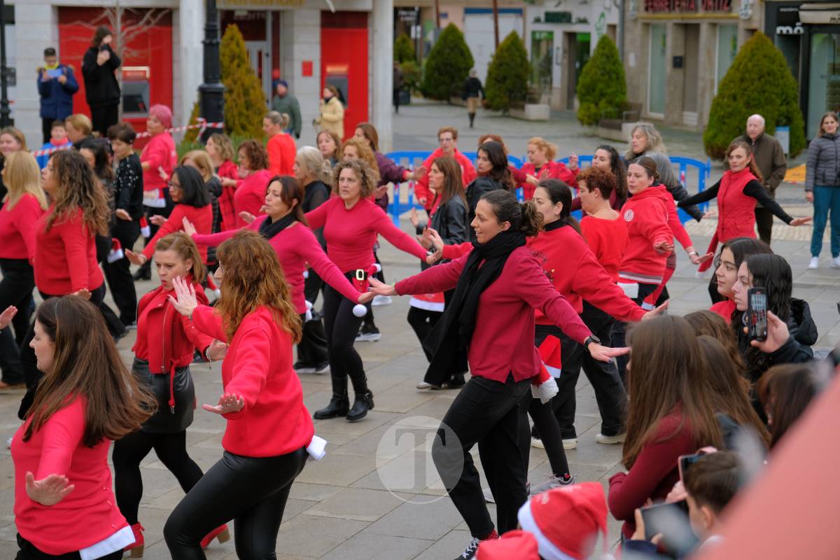 La zumba navideña de Irene Alberca y sus chicas desafía a la lluvia y vuelve a llenar de ritmo la Plaza de España