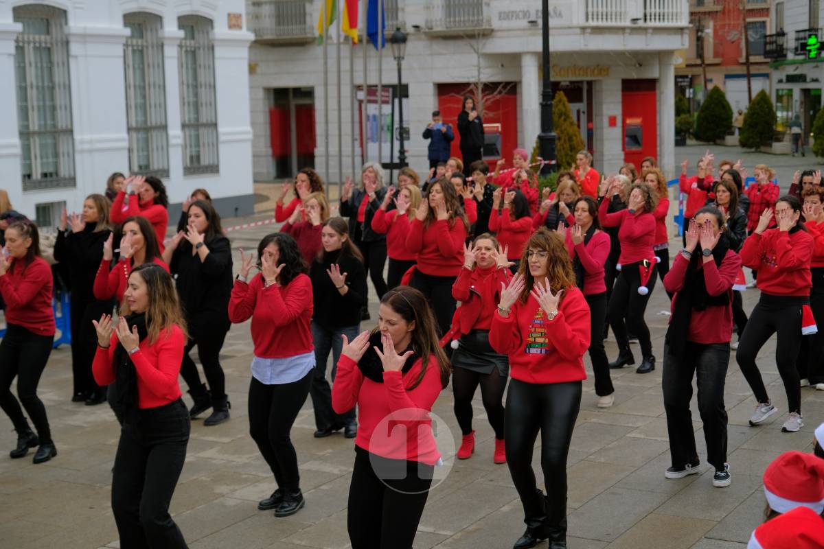 La zumba navideña de Irene Alberca y sus chicas desafía a la lluvia y vuelve a llenar de ritmo la Plaza de España