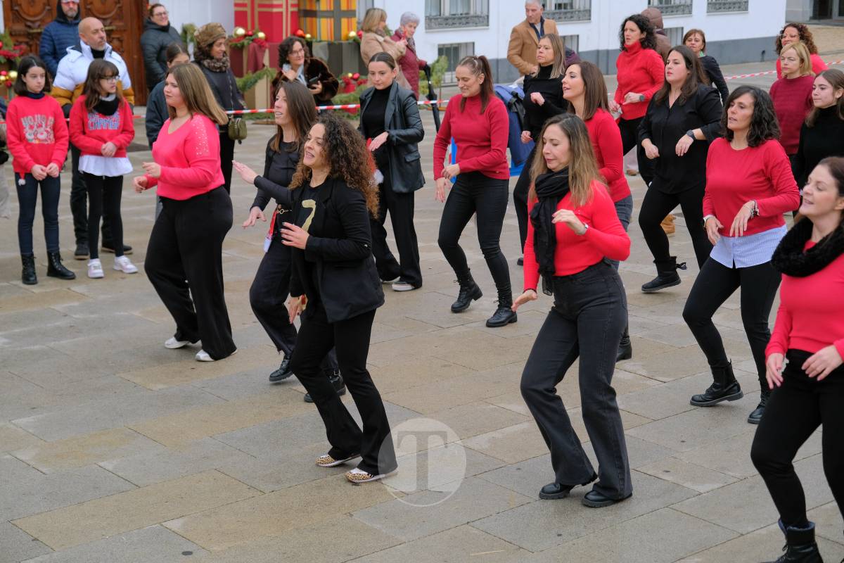 La zumba navideña de Irene Alberca y sus chicas desafía a la lluvia y vuelve a llenar de ritmo la Plaza de España