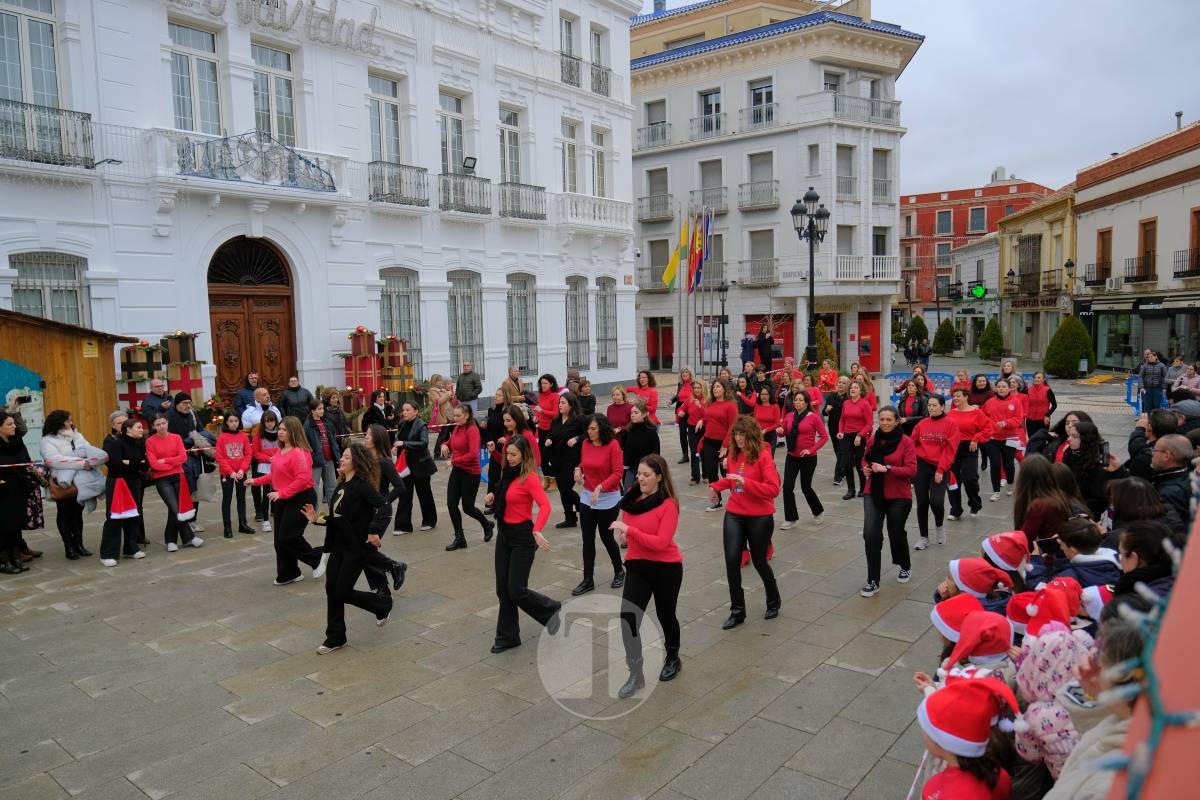 La zumba navideña de Irene Alberca y sus chicas desafía a la lluvia y vuelve a llenar de ritmo la Plaza de España