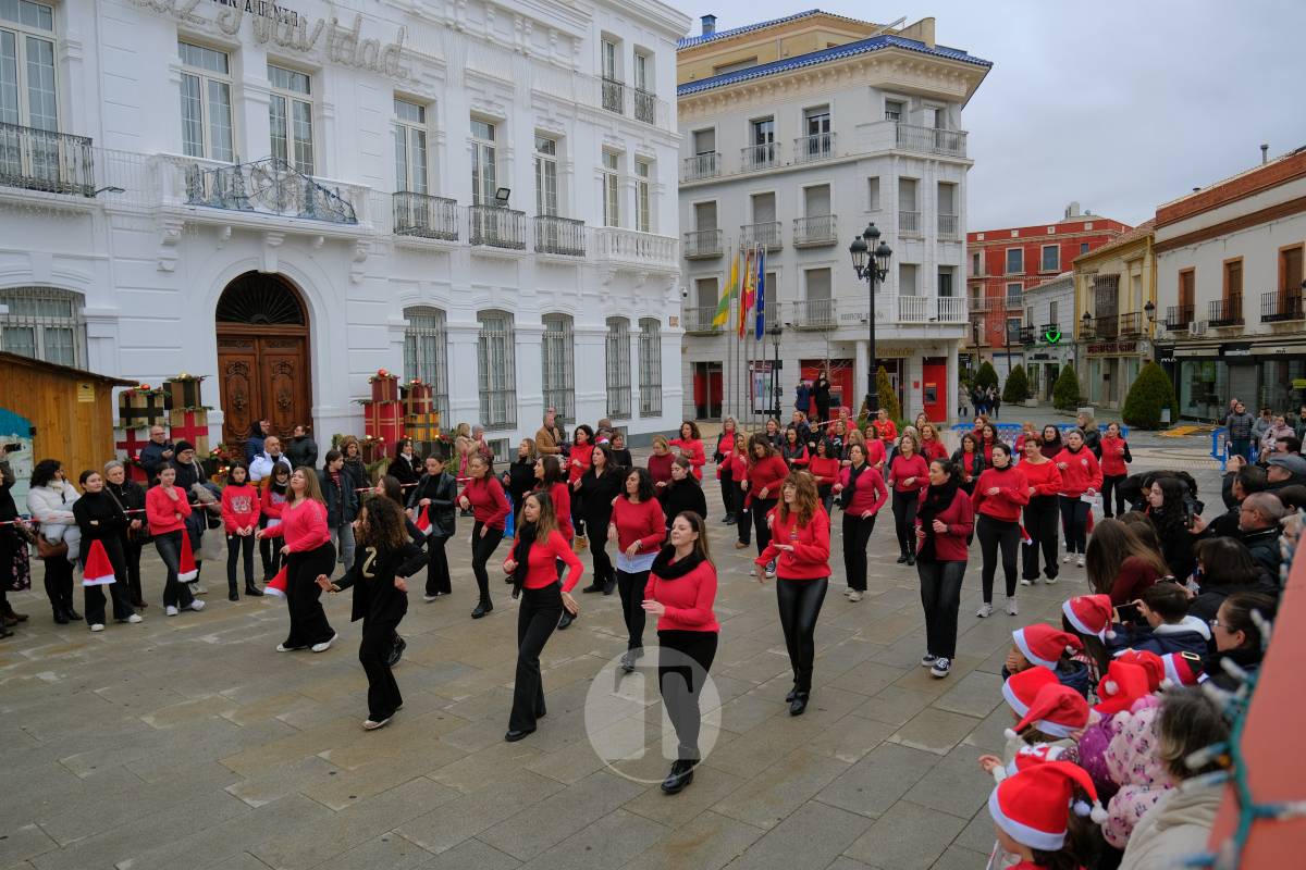 La zumba navideña de Irene Alberca y sus chicas desafía a la lluvia y vuelve a llenar de ritmo la Plaza de España