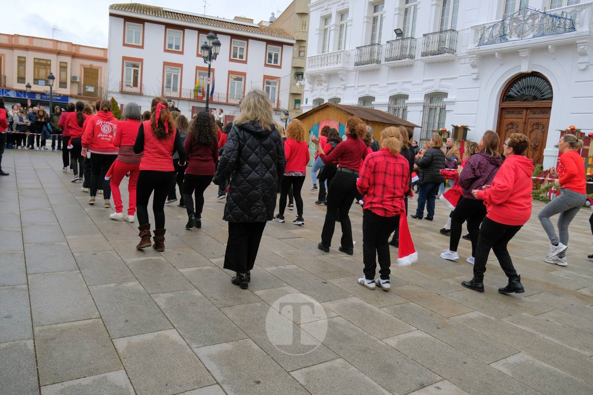 La zumba navideña de Irene Alberca y sus chicas desafía a la lluvia y vuelve a llenar de ritmo la Plaza de España