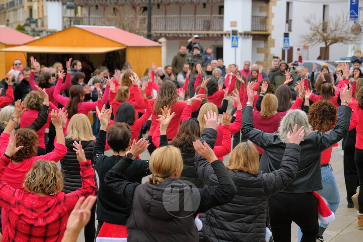 La zumba navideña de Irene Alberca y sus chicas desafía a la lluvia y vuelve a llenar de ritmo la Plaza de España