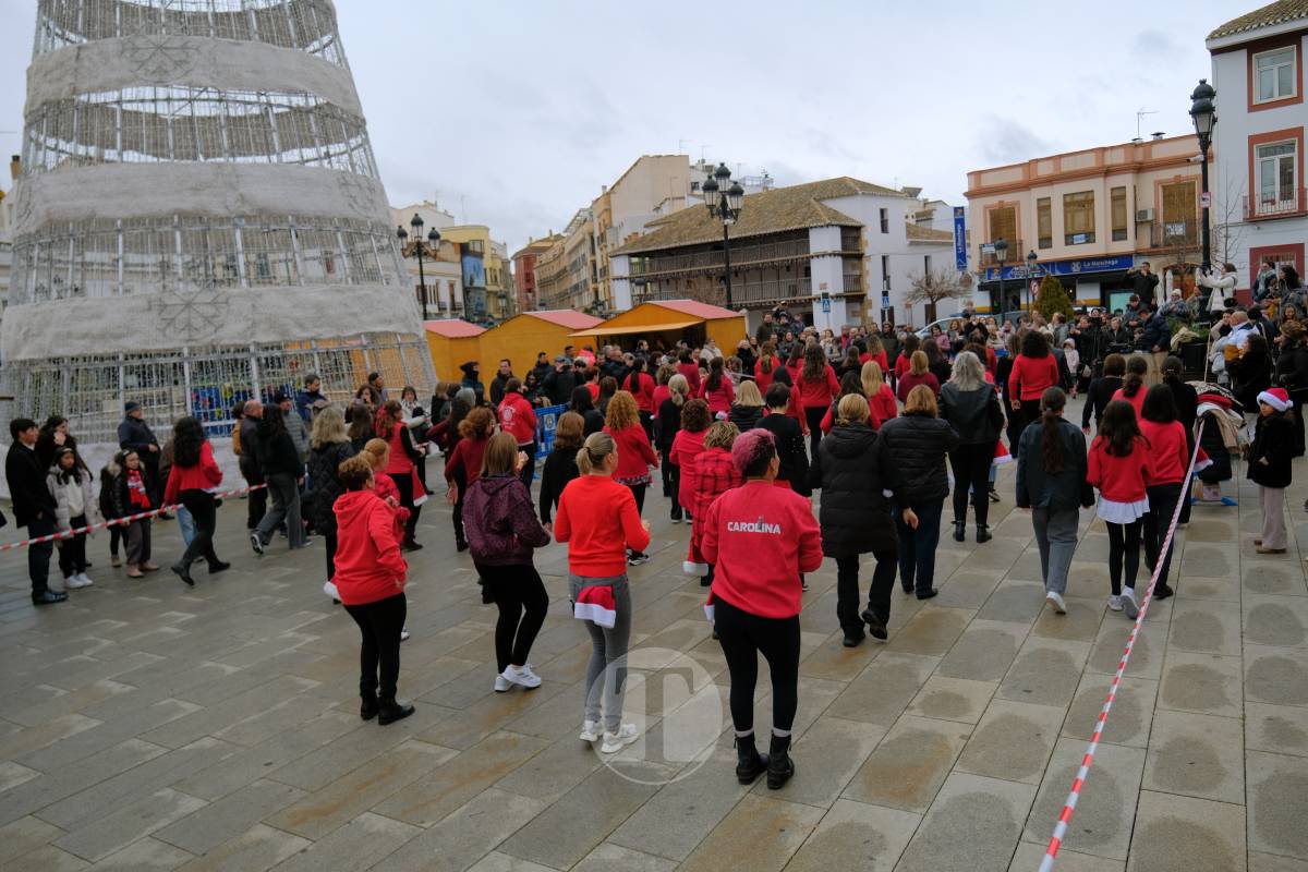 La zumba navideña de Irene Alberca y sus chicas desafía a la lluvia y vuelve a llenar de ritmo la Plaza de España