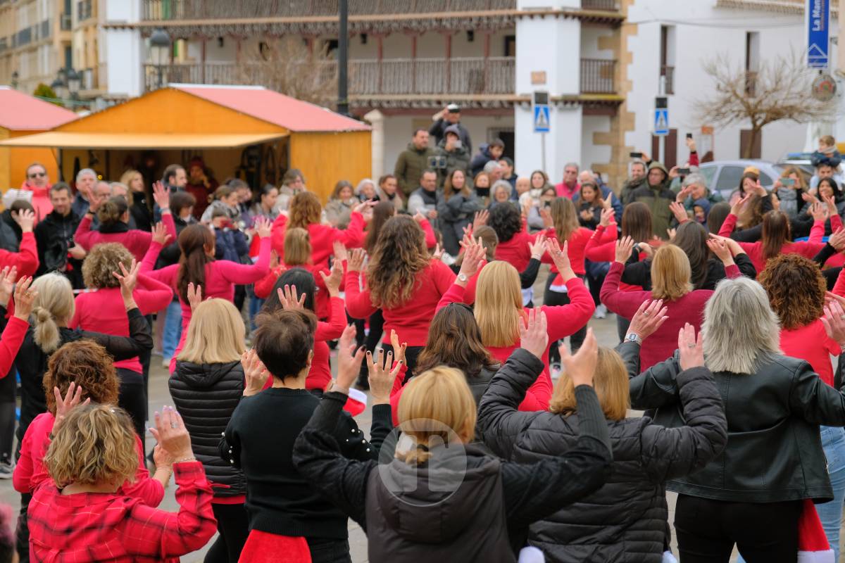 La zumba navideña de Irene Alberca y sus chicas desafía a la lluvia y vuelve a llenar de ritmo la Plaza de España