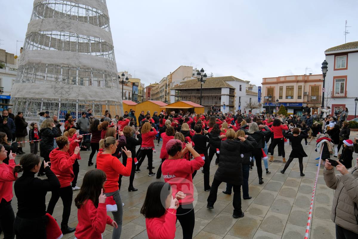 La zumba navideña de Irene Alberca y sus chicas desafía a la lluvia y vuelve a llenar de ritmo la Plaza de España