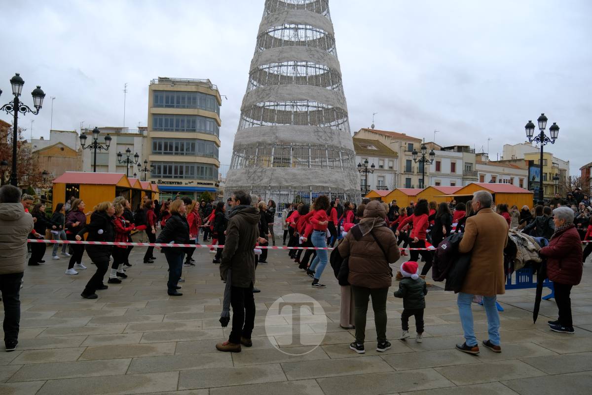 La zumba navideña de Irene Alberca y sus chicas desafía a la lluvia y vuelve a llenar de ritmo la Plaza de España
