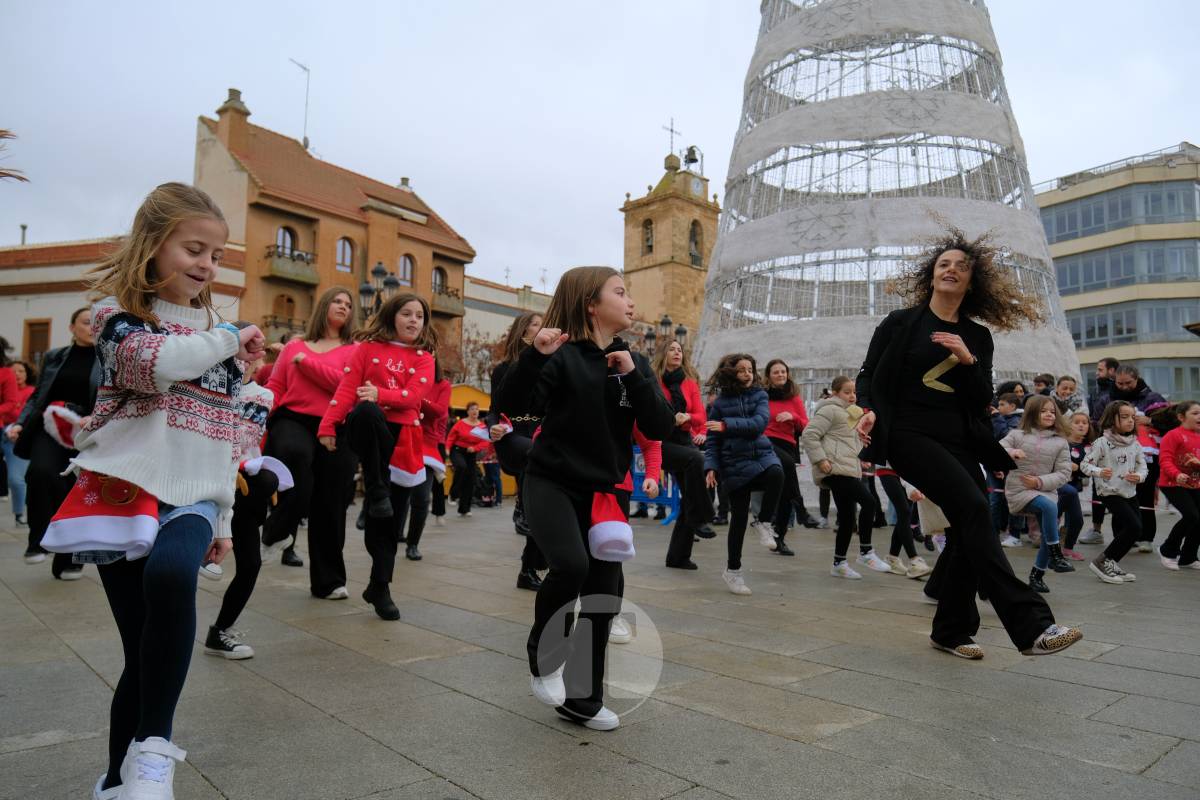 La zumba navideña de Irene Alberca y sus chicas desafía a la lluvia y vuelve a llenar de ritmo la Plaza de España