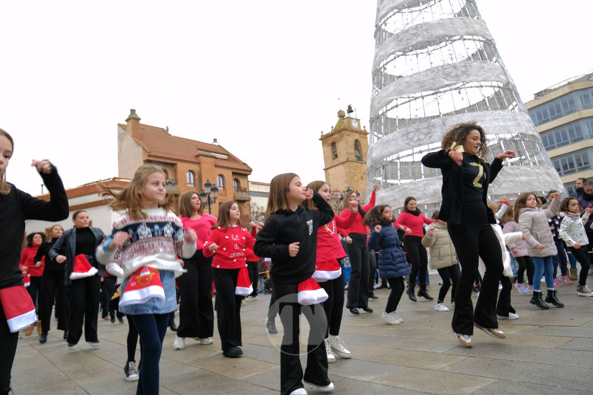 La zumba navideña de Irene Alberca y sus chicas desafía a la lluvia y vuelve a llenar de ritmo la Plaza de España