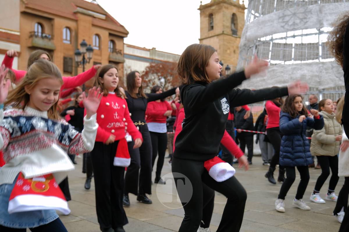 La zumba navideña de Irene Alberca y sus chicas desafía a la lluvia y vuelve a llenar de ritmo la Plaza de España