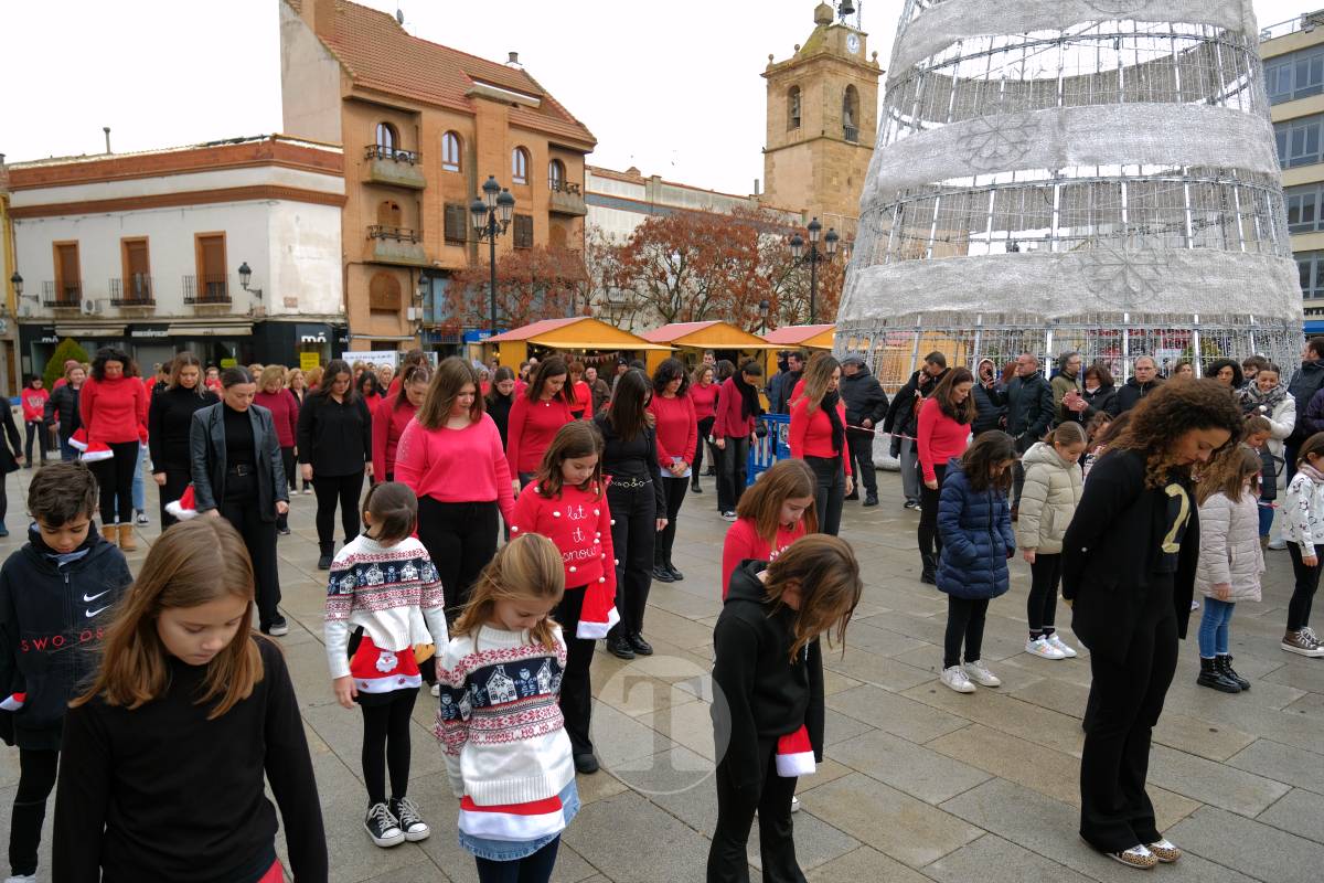La zumba navideña de Irene Alberca y sus chicas desafía a la lluvia y vuelve a llenar de ritmo la Plaza de España