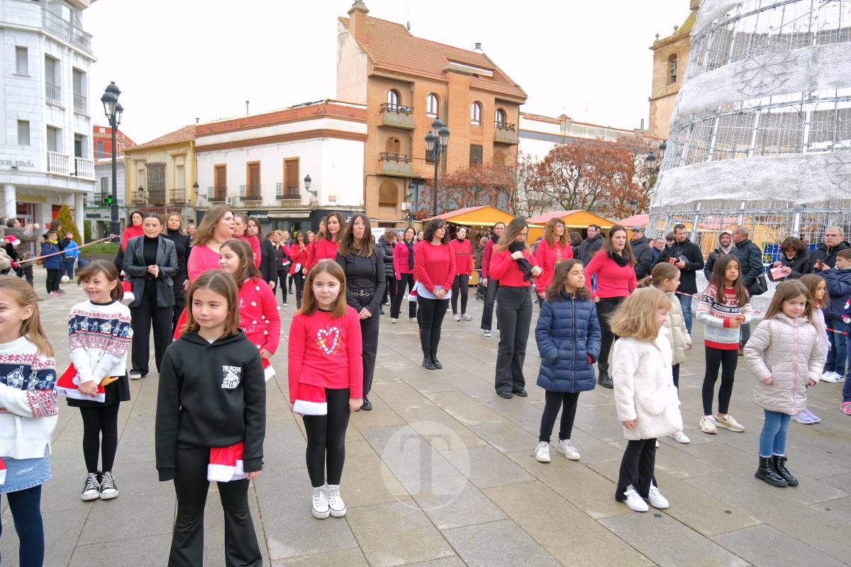 La zumba navideña de Irene Alberca y sus chicas desafía a la lluvia y vuelve a llenar de ritmo la Plaza de España