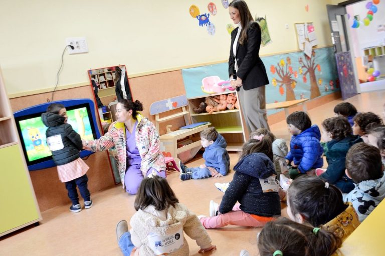 Nueva pantalla interactiva en la Escuela Infantil Lorencete de Tomelloso