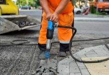 Reparación urgente en la red de agua obliga a levantar el adoquinado en la calle Amparo de Tomelloso
