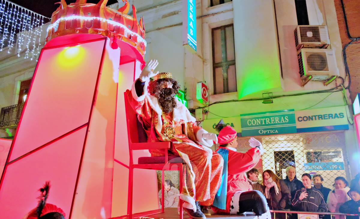 Tomelloso vive una cabalgata mágica con miles de personas en las calles pese al frío