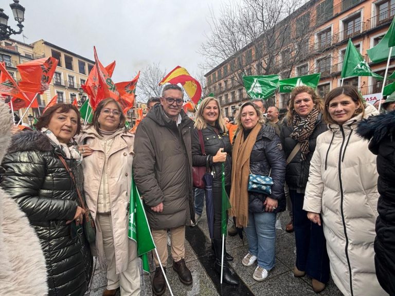 El PP de Tomelloso muestra su apoyo a los agricultores en la concentración de Toledo