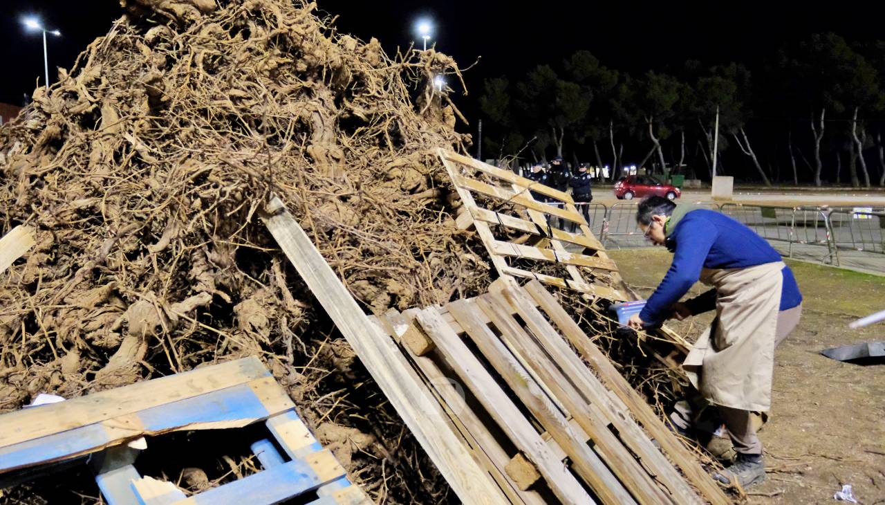 Tomelloso enciende su noche de San Antón al calor de las hogueras