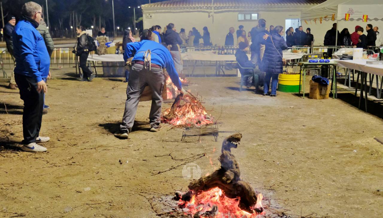 Tomelloso enciende su noche de San Antón al calor de las hogueras