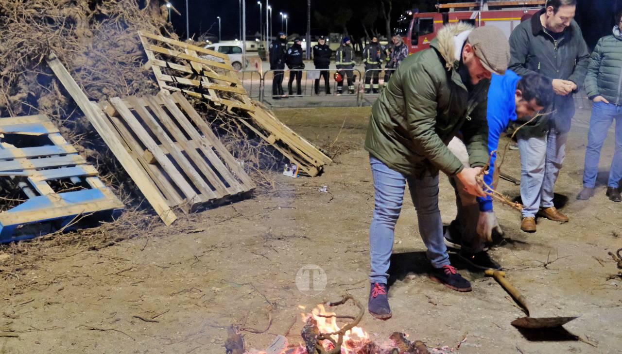 Tomelloso enciende su noche de San Antón al calor de las hogueras
