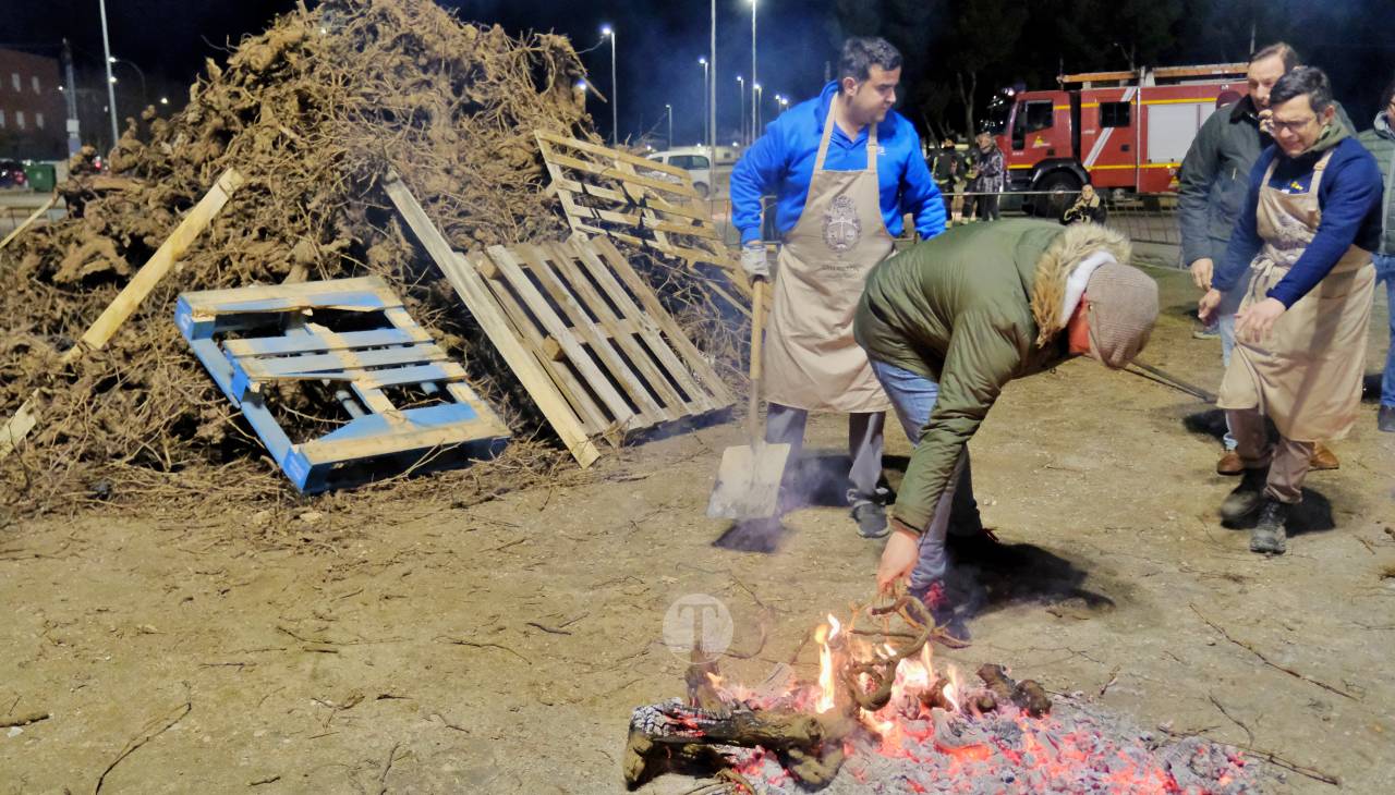 Tomelloso enciende su noche de San Antón al calor de las hogueras