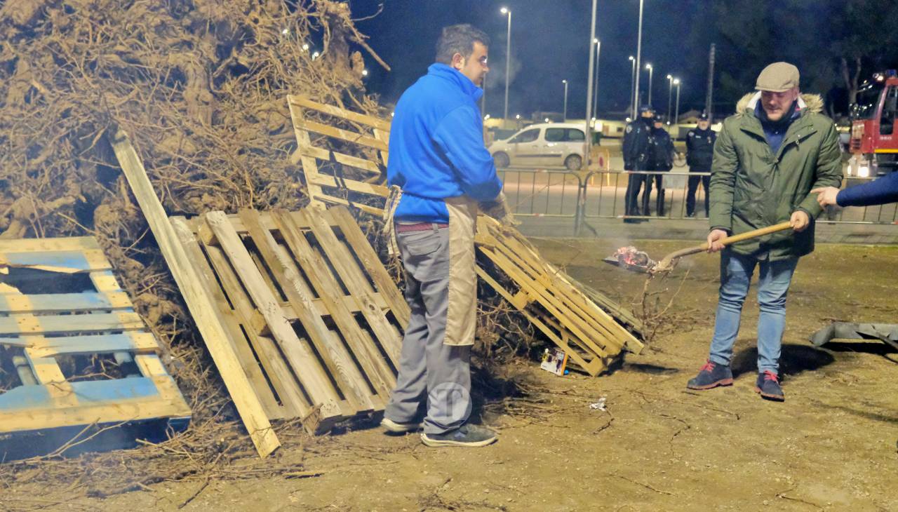 Tomelloso enciende su noche de San Antón al calor de las hogueras