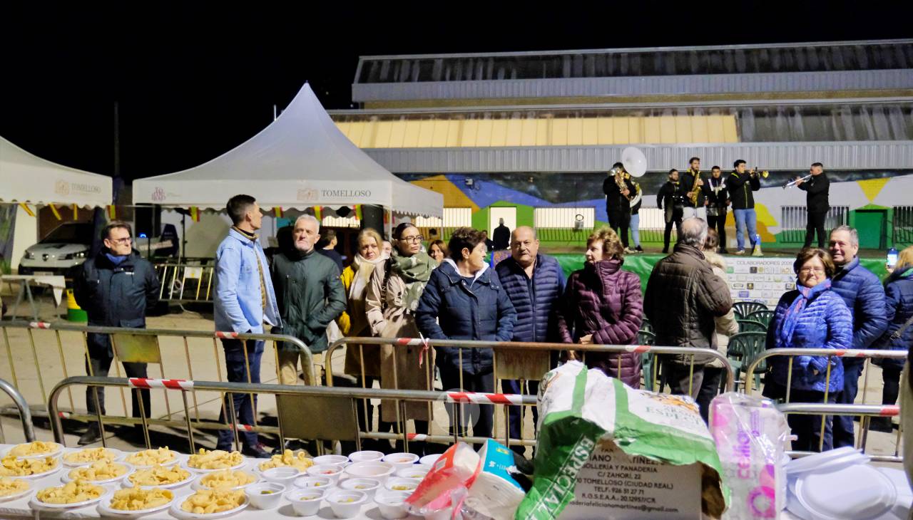 Tomelloso enciende su noche de San Antón al calor de las hogueras