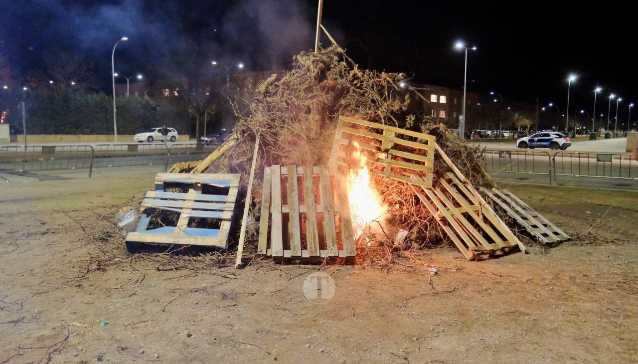 Tomelloso enciende su noche de San Antón al calor de las hogueras