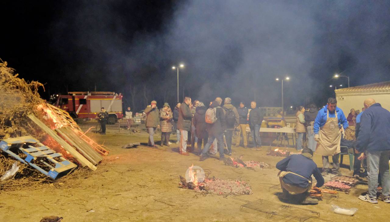 Tomelloso enciende su noche de San Antón al calor de las hogueras