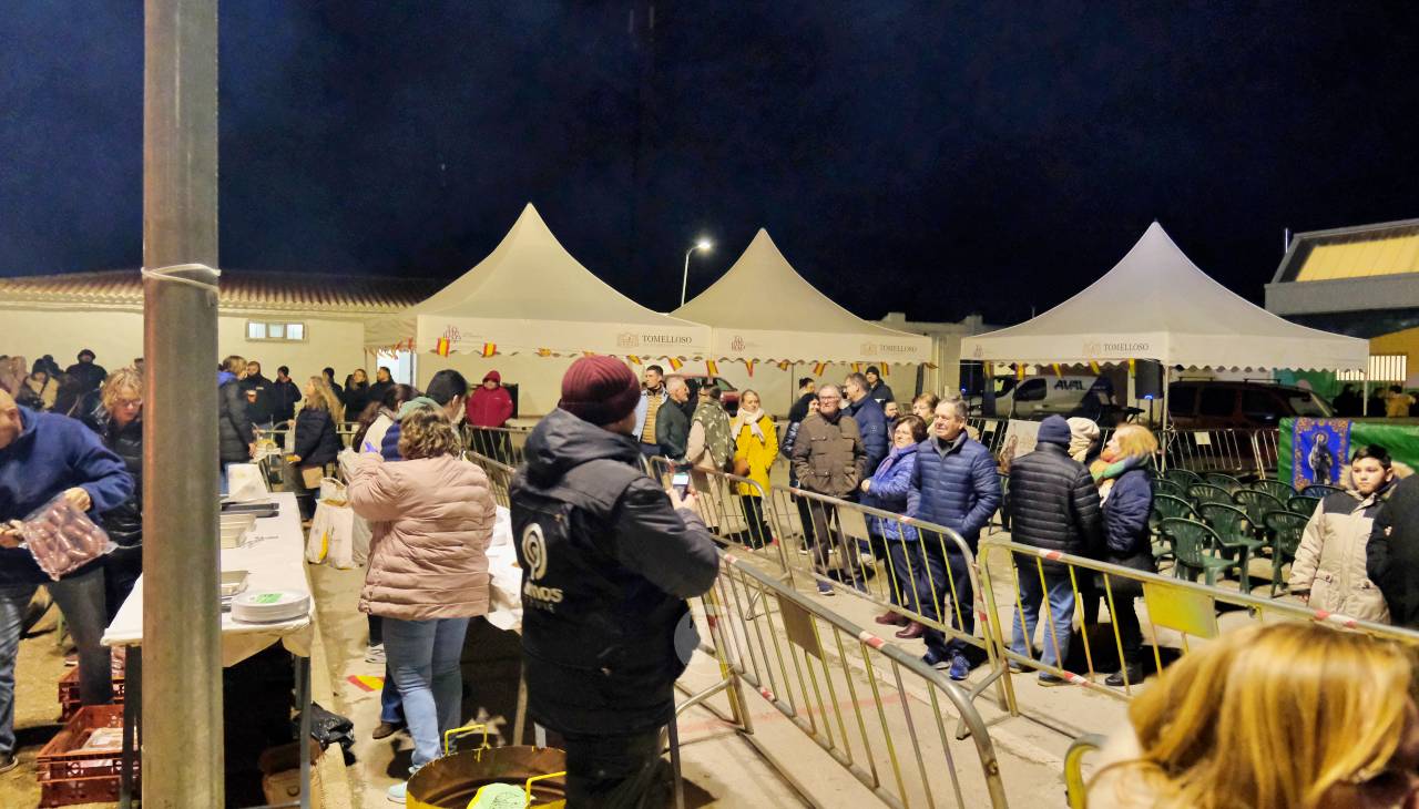 Tomelloso enciende su noche de San Antón al calor de las hogueras