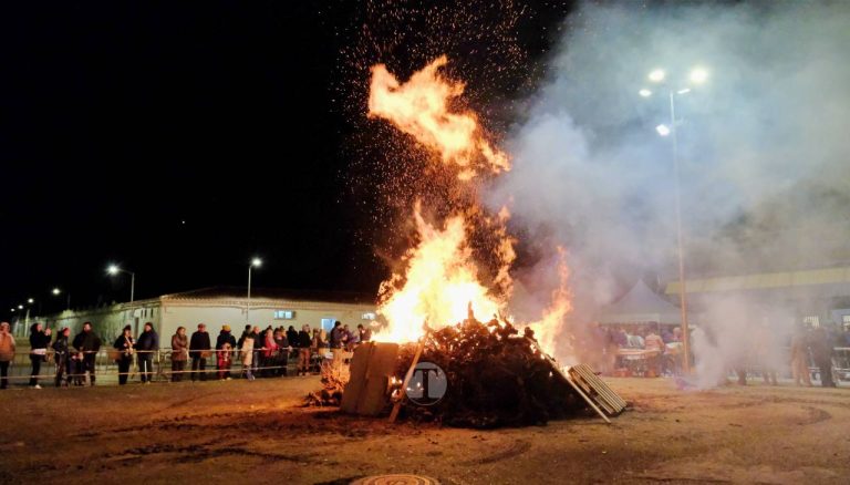 Tomelloso enciende su noche de San Antón al calor de las hogueras