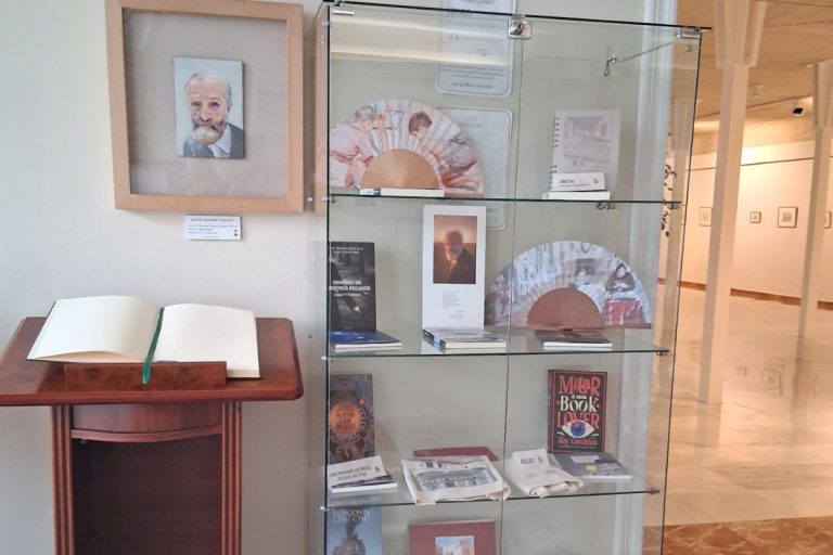 El libro de firmas y dedicatorias por el 90 cumpleaños de Antonio López García ya está en el Museo López Torres