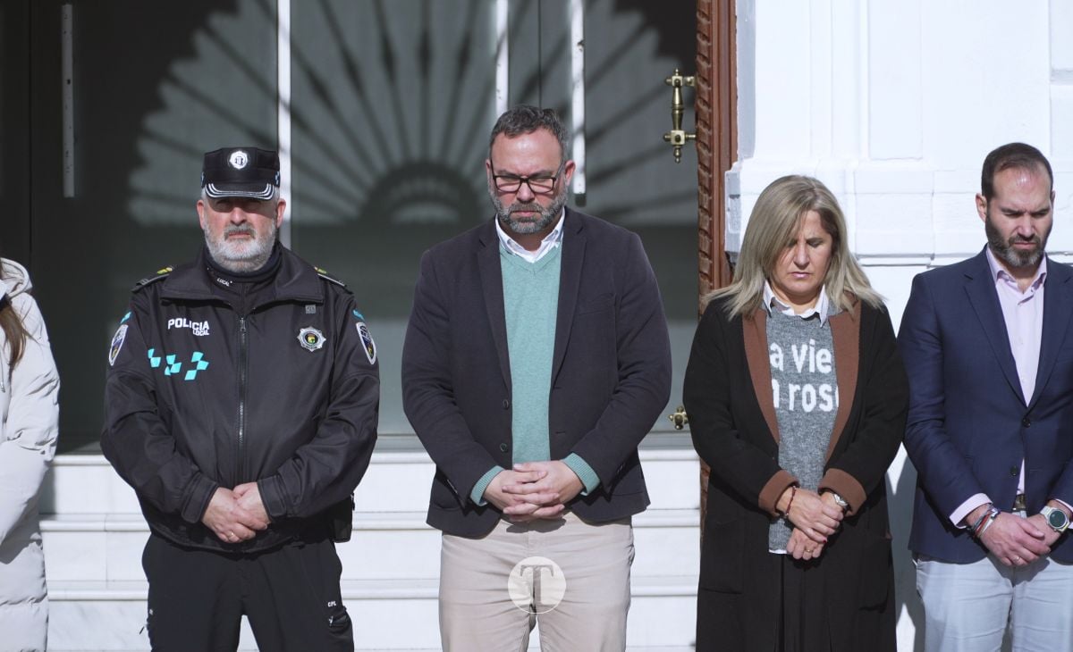 Tomelloso se suma al luto por el accidente ferroviario de Adamuz con un minuto de silencio en la Plaza de España