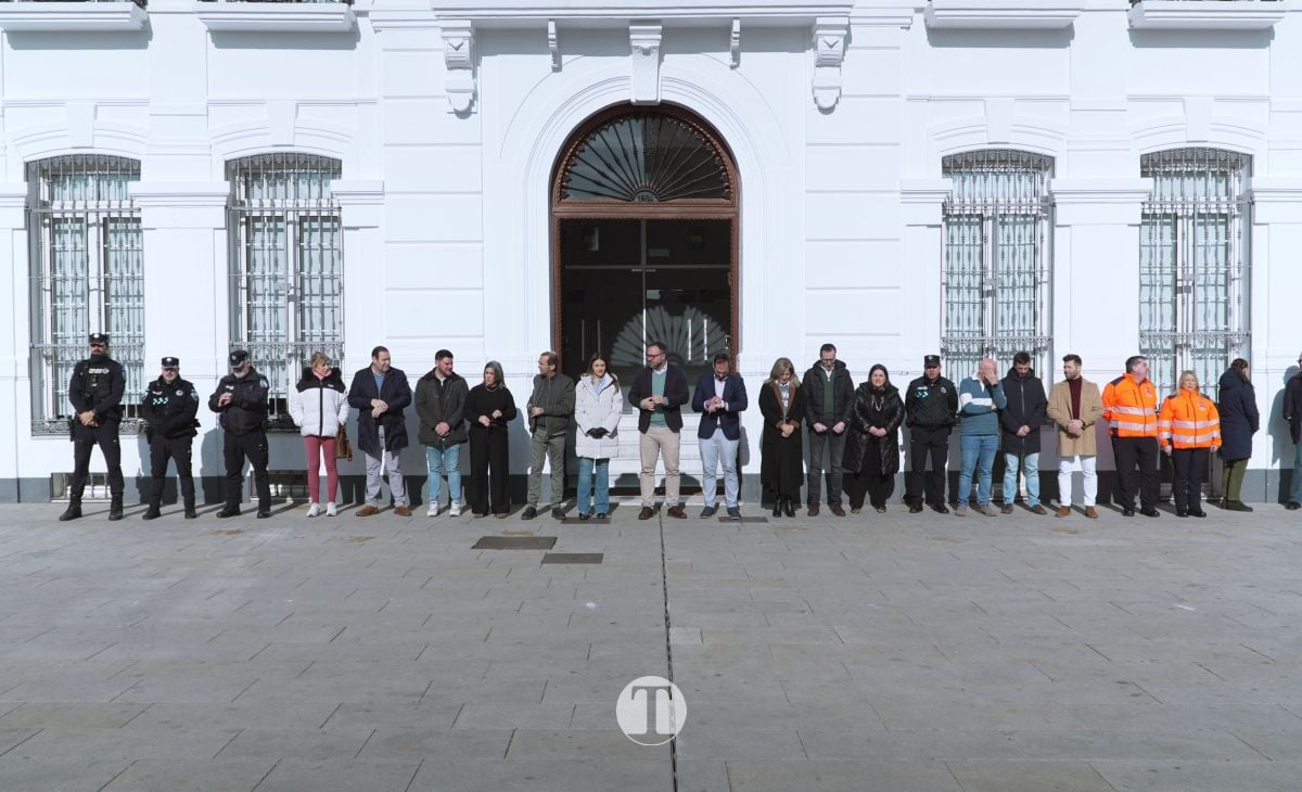 Tomelloso se suma al luto por el accidente ferroviario de Adamuz con un minuto de silencio en la Plaza de España