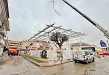 Avanza la instalación de las pérgolas bioclimáticas en la Plaza del Mercado
