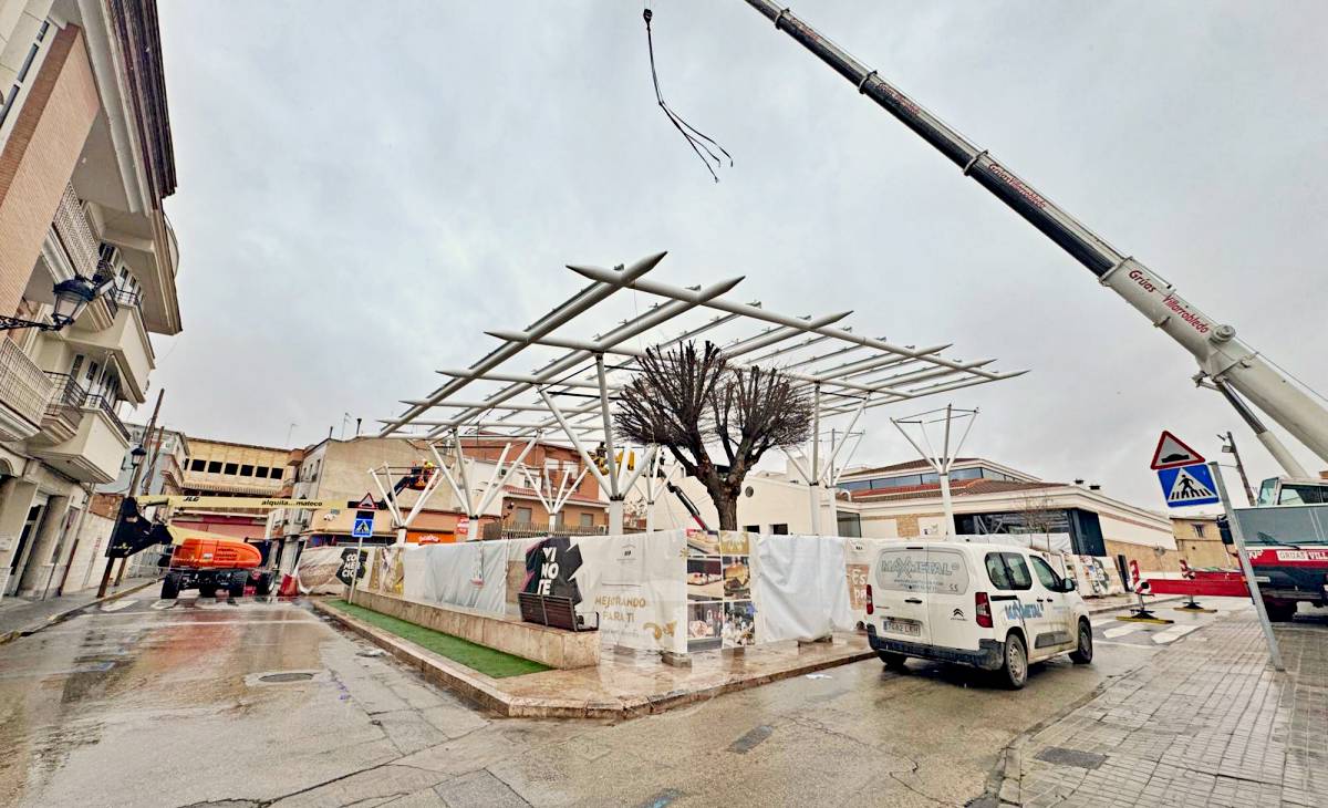 Avanza la instalación de las pérgolas bioclimáticas en la Plaza del Mercado