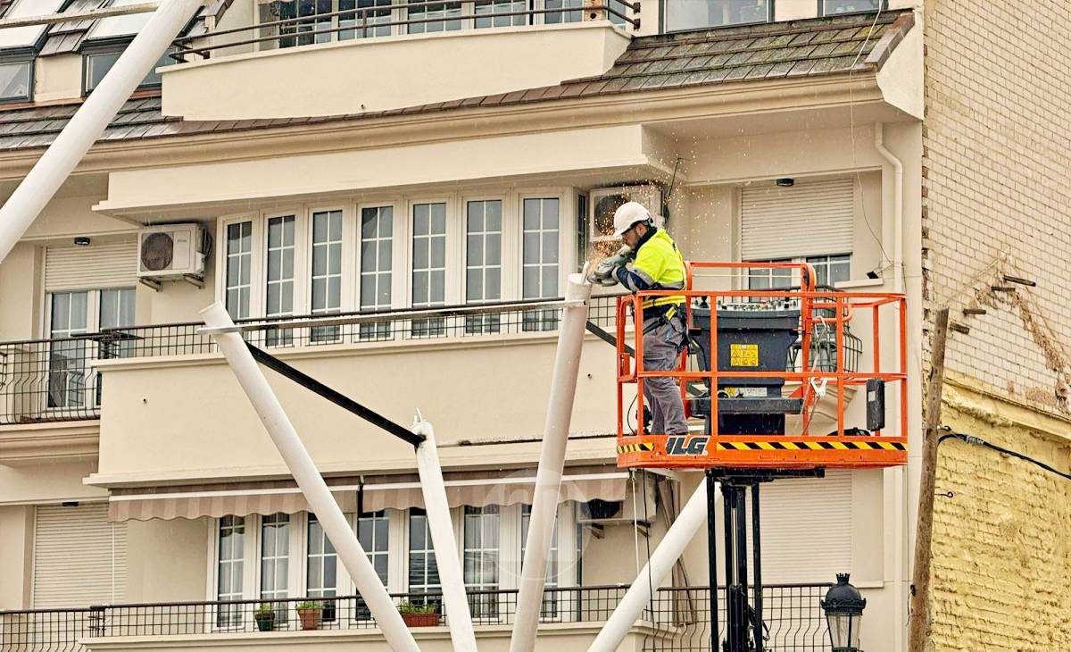 Avanza la instalación de las pérgolas bioclimáticas en la Plaza del Mercado