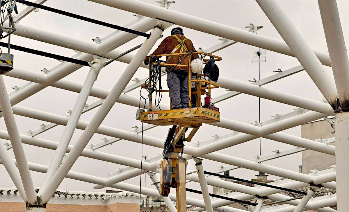 Avanza la instalación de las pérgolas bioclimáticas en la Plaza del Mercado