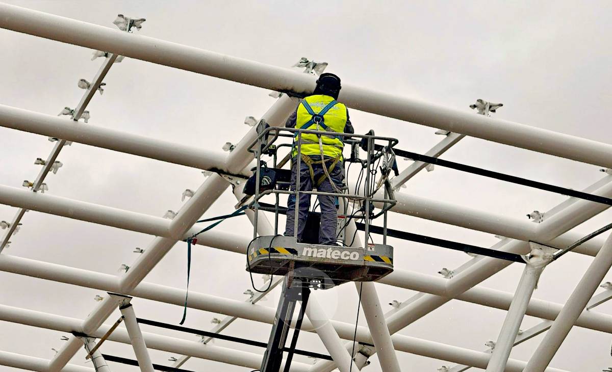 Avanza la instalación de las pérgolas bioclimáticas en la Plaza del Mercado