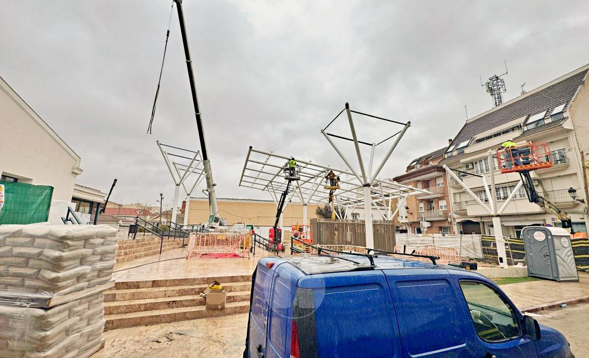 Avanza la instalación de las pérgolas bioclimáticas en la Plaza del Mercado