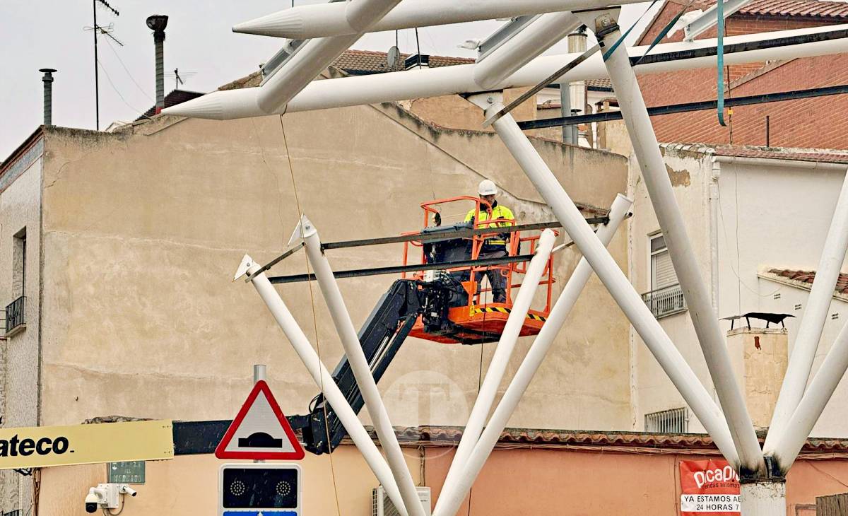 Avanza la instalación de las pérgolas bioclimáticas en la Plaza del Mercado