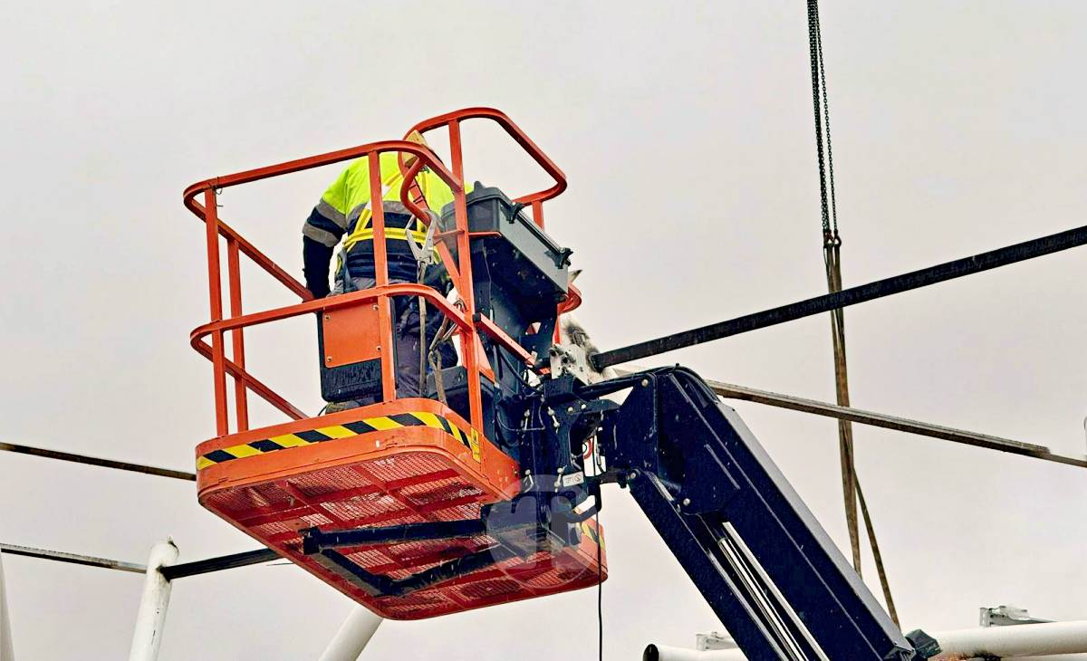 Avanza la instalación de las pérgolas bioclimáticas en la Plaza del Mercado