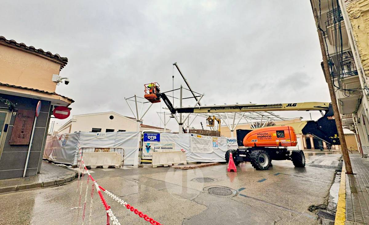 Avanza la instalación de las pérgolas bioclimáticas en la Plaza del Mercado