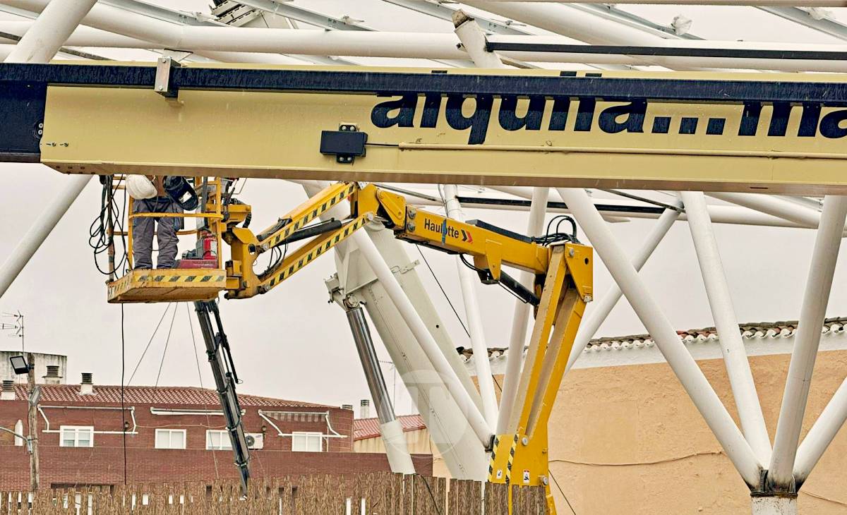 Avanza la instalación de las pérgolas bioclimáticas en la Plaza del Mercado