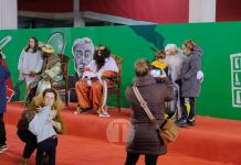 Los niños de Tomelloso entregan sus cartas a los Reyes Magos en el pabellón cubierto por la lluvia